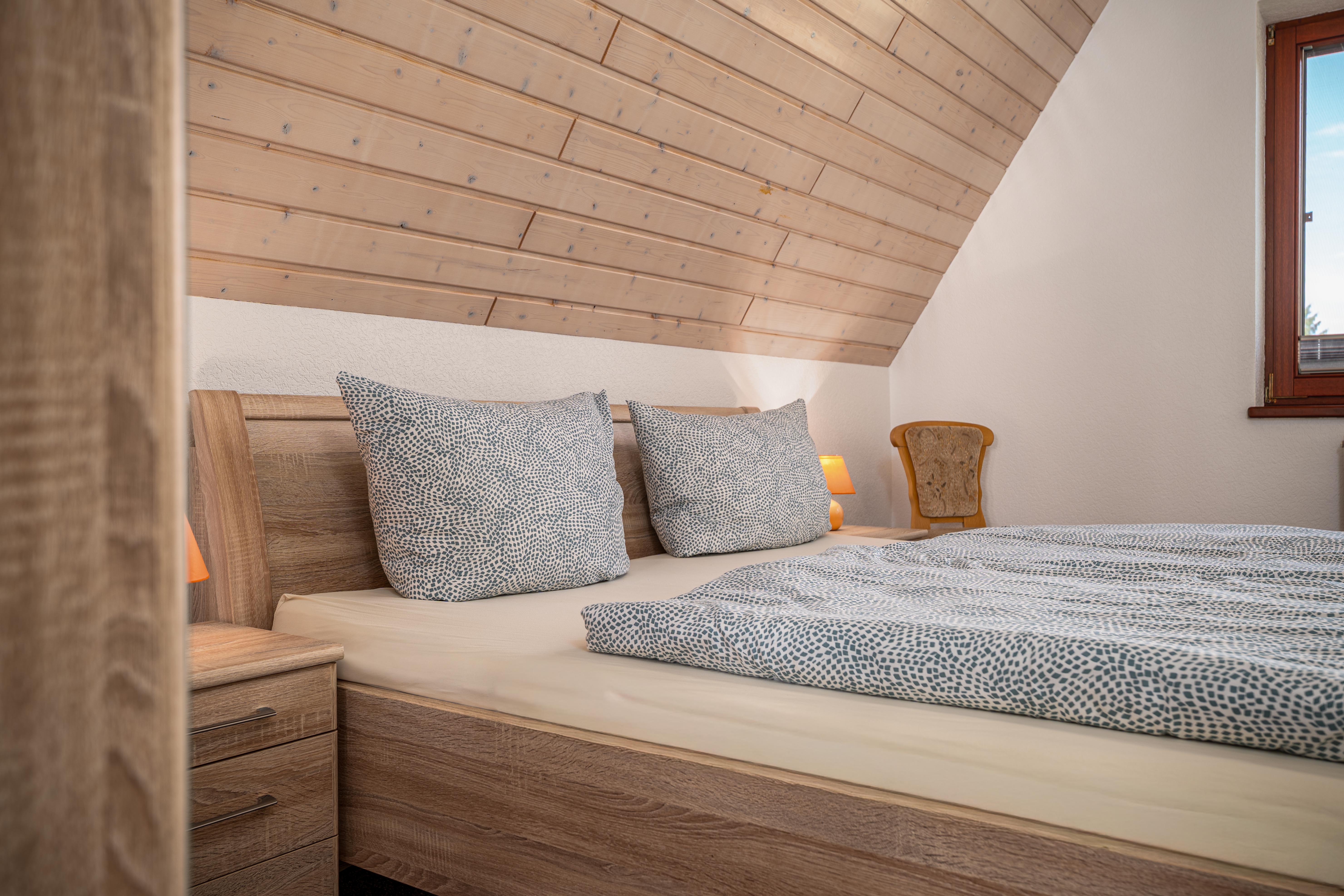 Wohnzimmer mit Sofa und Terrassenblick