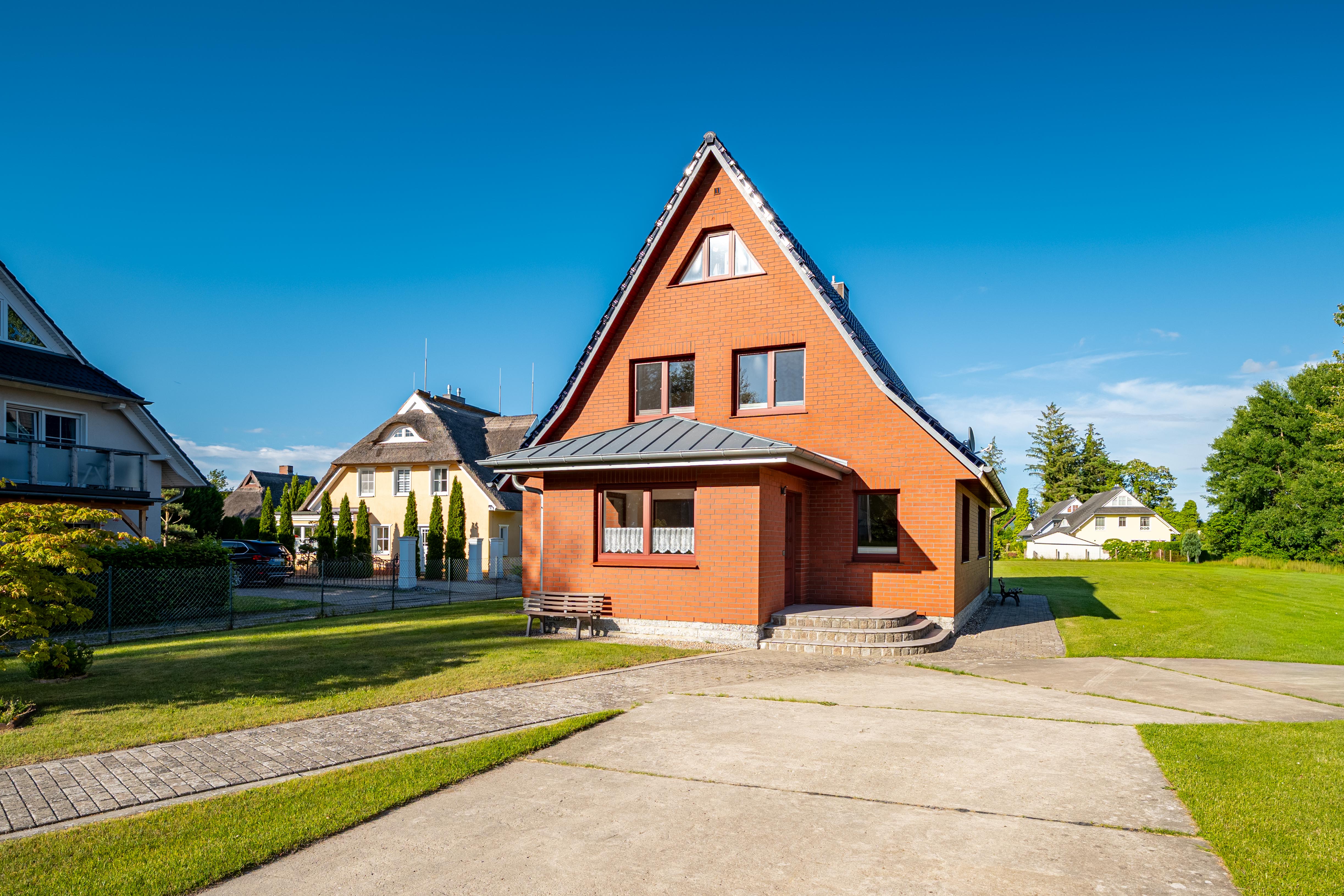 Gepflegtes Schlafzimmer mit Dachschräge