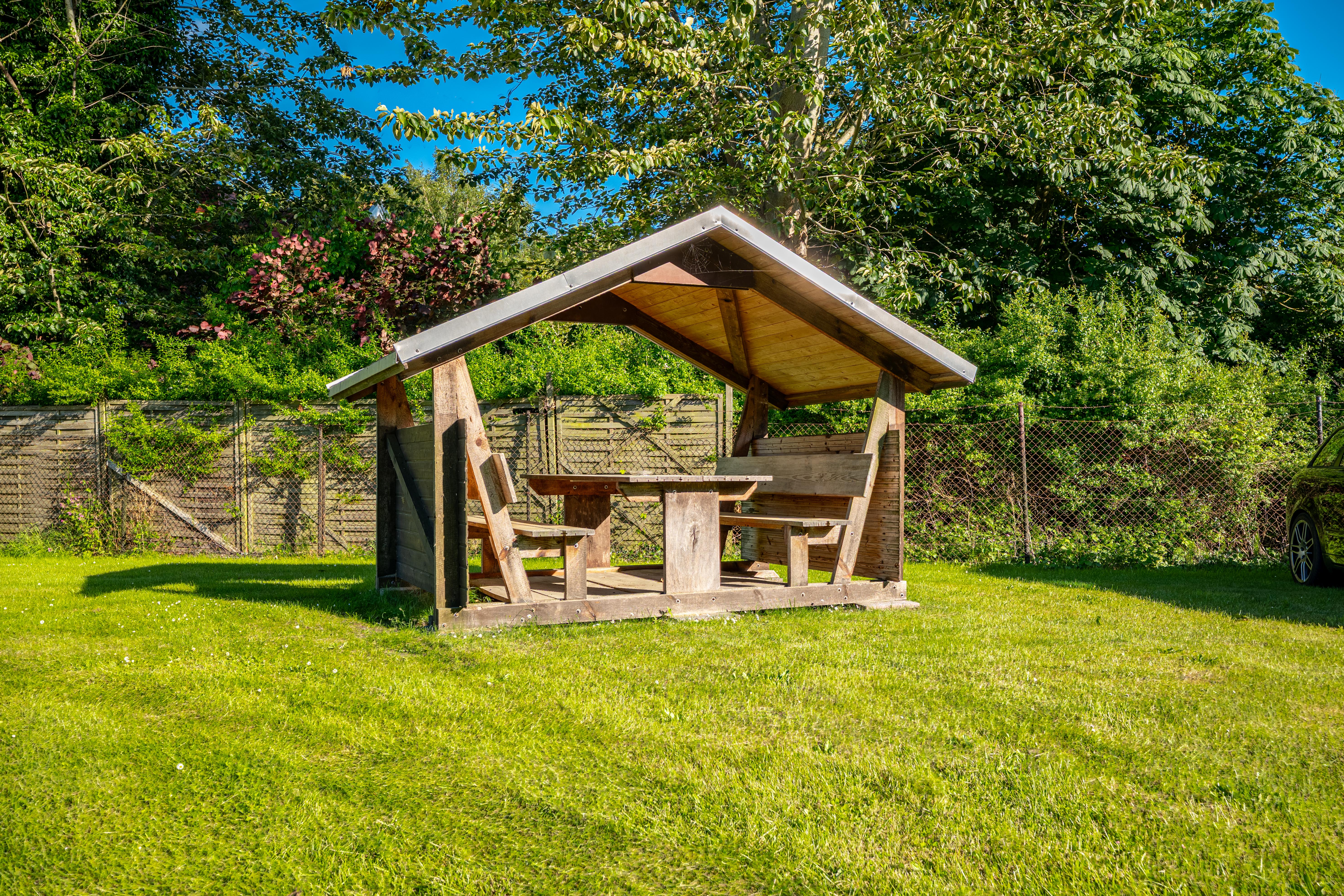 Gartenpavillon mit Sitzgruppe