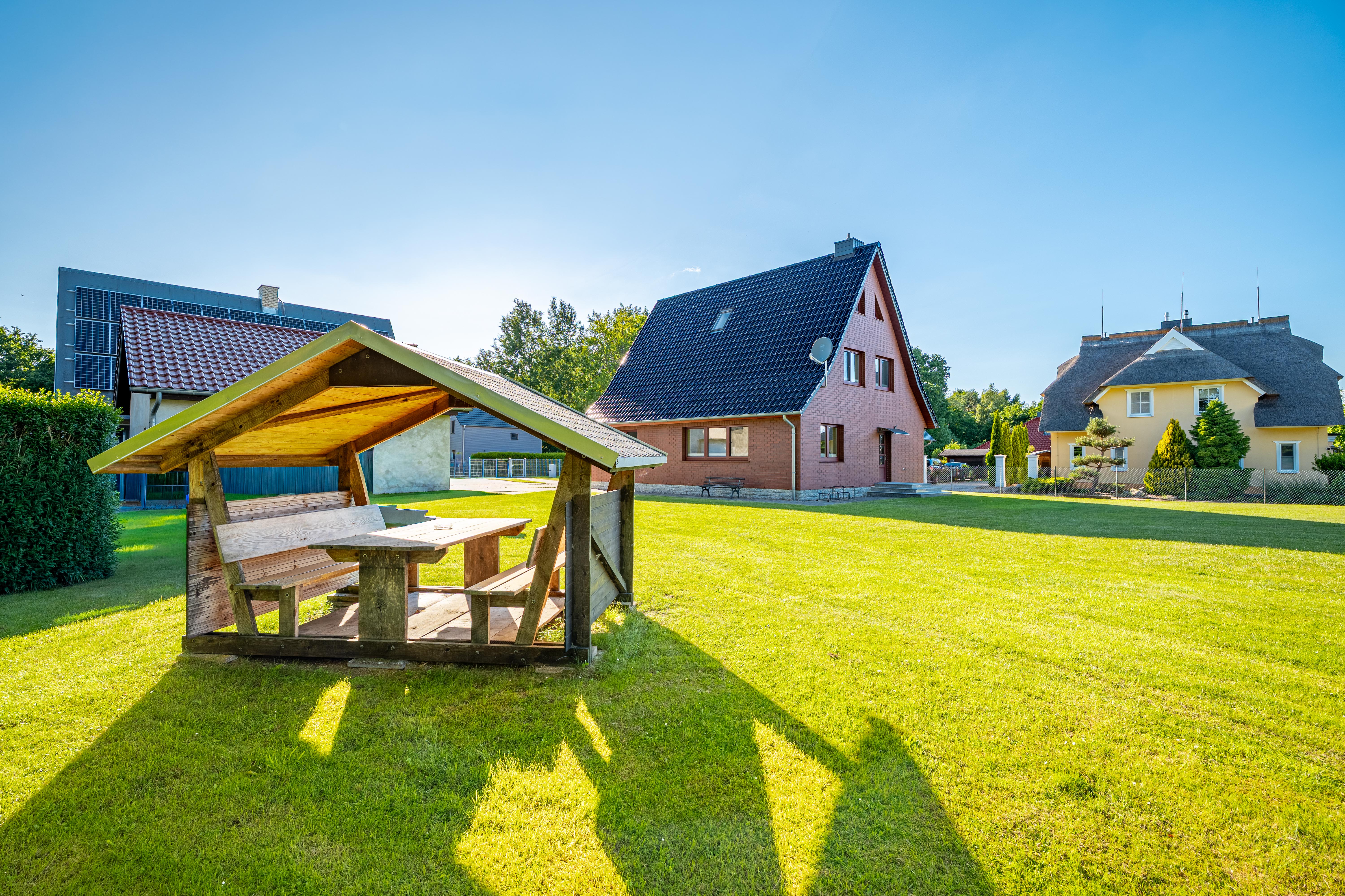 Ferienhaus Außenansicht mit Garten