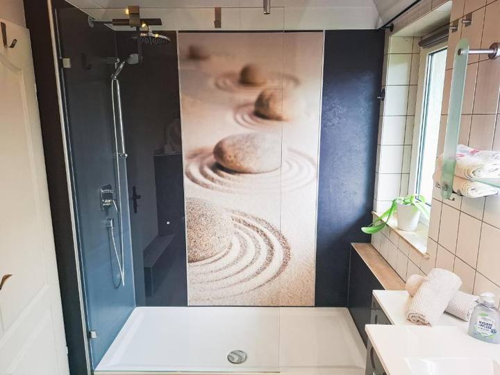 Badezimmer mit großer ebenerdiger Dusche