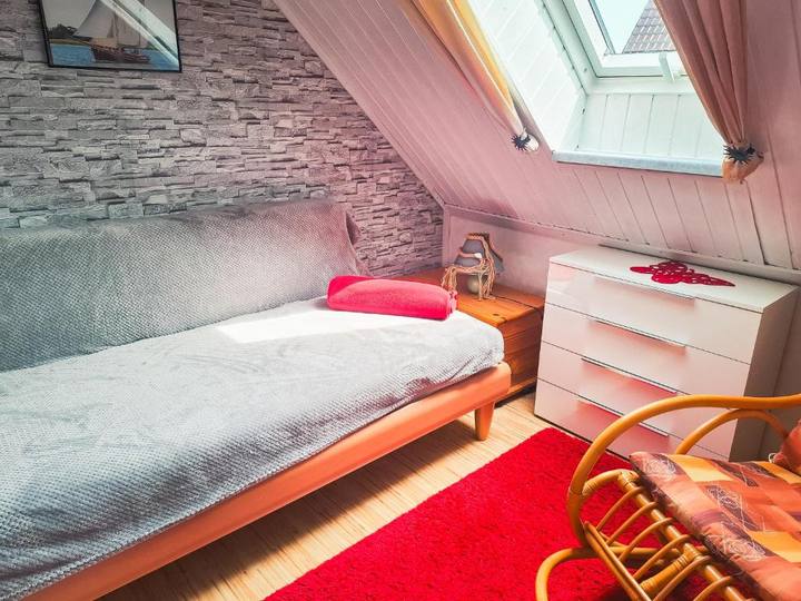 Schlafzimmer mit Dachfenster und Steinwand